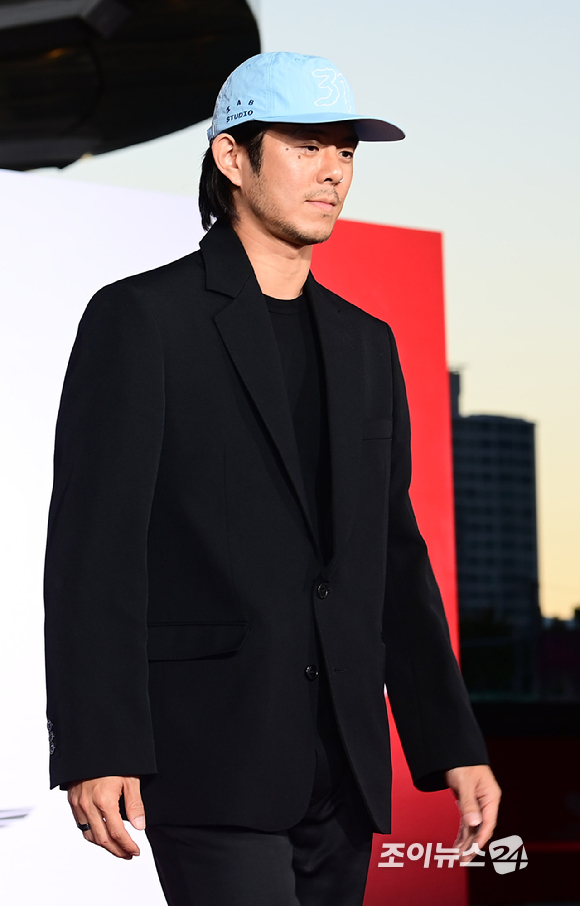래퍼 빈지노가 6일 부산 해운대구 영화의전당에서 열린 제31회 부산국제영화제 개막식 레드카펫 행사에 영화제 협력사 패션브랜드 대표로 참석하고 있다. [사진=정소희 기자]