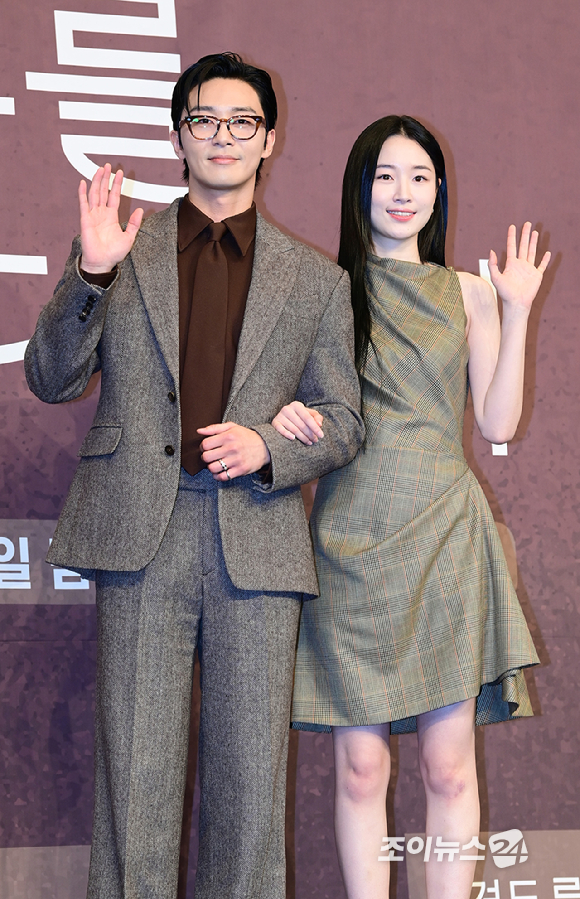 배우 박서준-원지안이 4일 오후 서울 구로구 더링크서울 트리뷰트포트폴리오 호텔에서 열린 JTBC 새 토일드라마 '경도를 기다리며' 제작발표회에 참석하고 있다. [사진=정소희 기자]