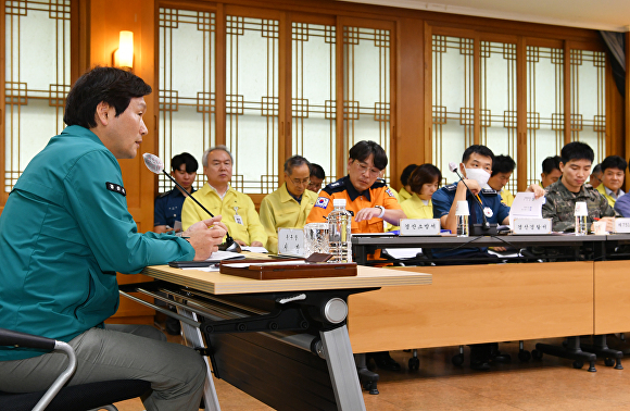 조현일 경산시장(왼쪽)이 8일 유관기관과 시 간부직원들과 태풍관련, 긴급 대책회의를 주재하고 있다. [사진=경산시]