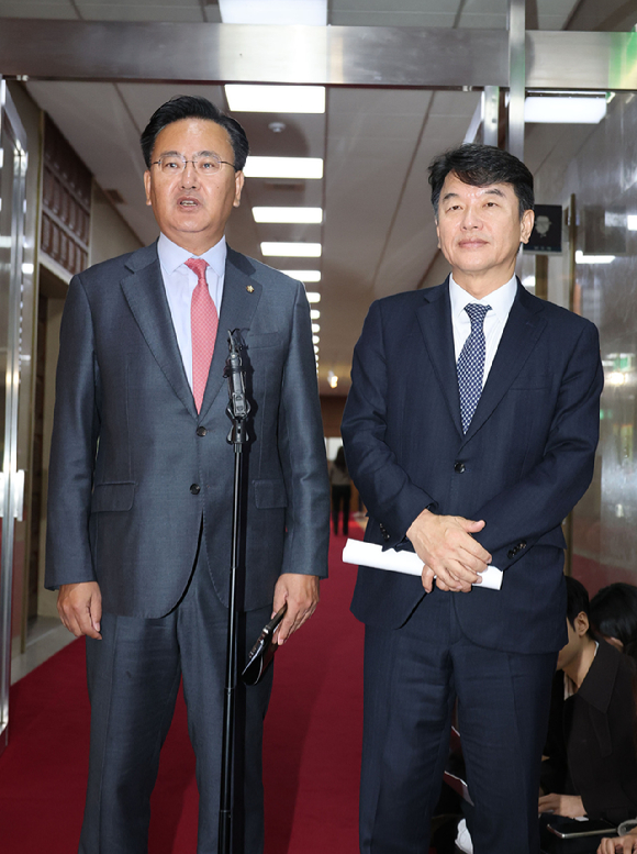 더불어민주당 문진석 원내수석부대표와 국민의힘 유상범 원내수석부대표가 13일 서울 여의도 국회에서 국회의장-여야원내대표 회동을 마친 뒤 취재진 질문에 답변하고 있다. 2025.11.13 [사진=연합뉴스]