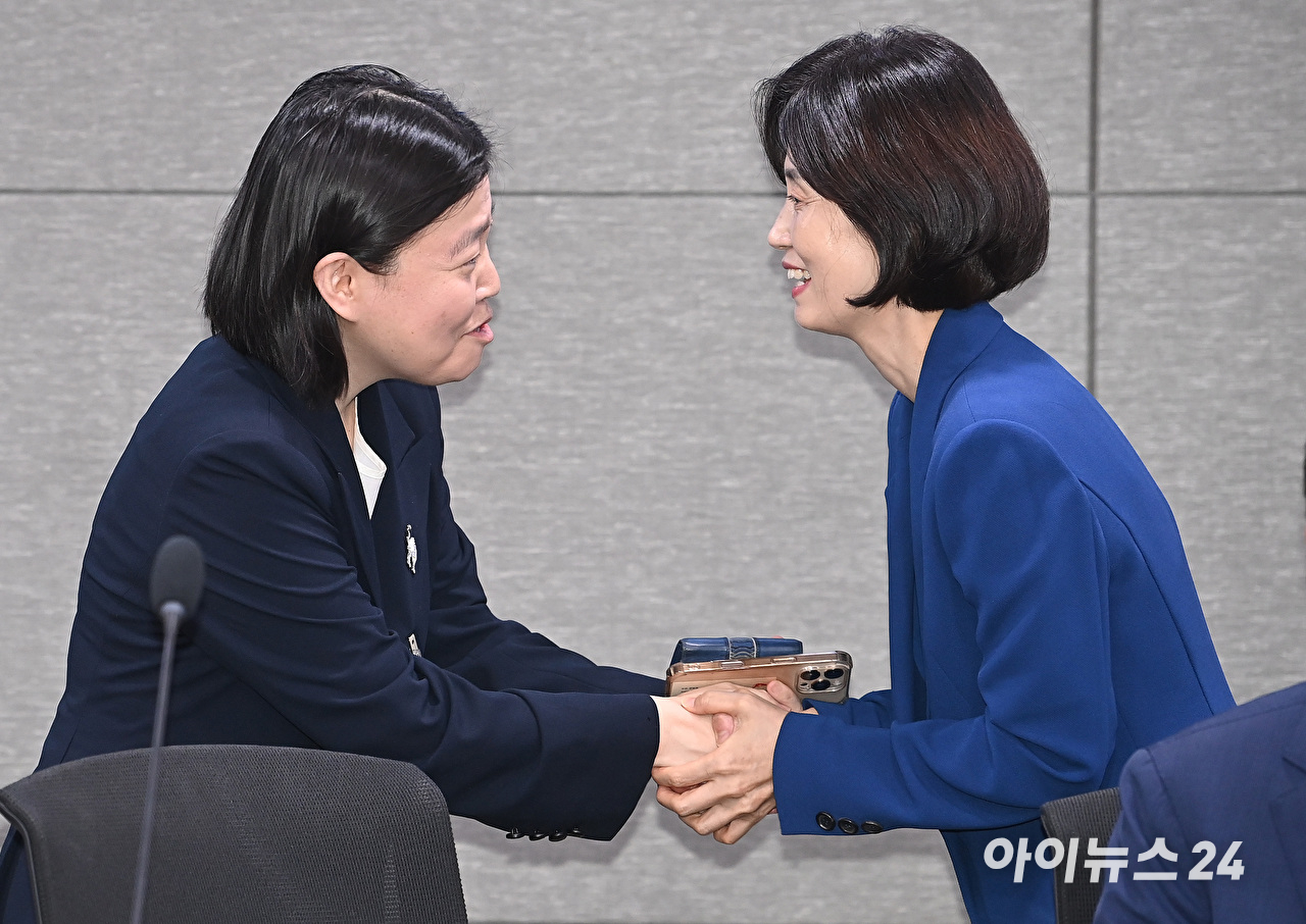 작년 8월 29일 당시 임은정 서울동부지검장(왼쪽, 현 광주지방중수청장)이 서울 여의도 국회에서 '검찰개혁의 쟁점은 무언인가 : 국민이 바라는 검찰개혁의 속도와 방향'을 주제로 열린 검찰개혁 긴급 공청회에 참석해 박은정 조국혁신당 의원과 인사를 하고 있다. [사진=곽영래 기자]