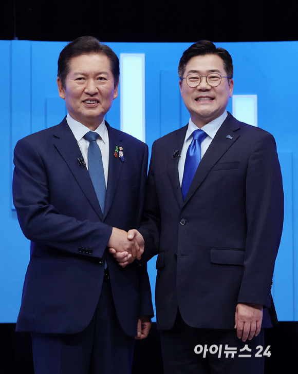 정청래·박찬대 더불어민주당 당대표 후보가 16일 서울 양천구 목동 SBS에서 열린 TV토론회에 앞서 기념촬영을 하고 있다. [사진=국회사진기자단]