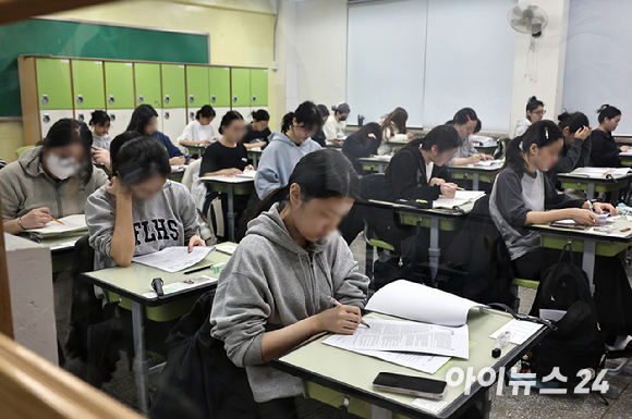 지난해 11월 13일 오전 서울 광진구 광남고등학교에서 수험생들이 '2026학년도 대학수학능력시험' 시작을 기다리고 있다. [사진=사진공동취재단]