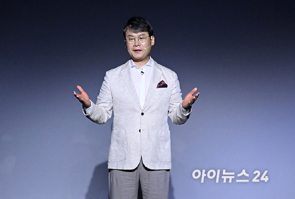 윤호준 현대자동차 국내사업본부장이 13일 서울 광진구 그랜드 워커힐에서 열린 현대자동차가 '더 뉴 그랜저' 미디어 데이에서 '더 뉴 그랜저' 를 공개하고 있다. [사진=곽영래 기자]