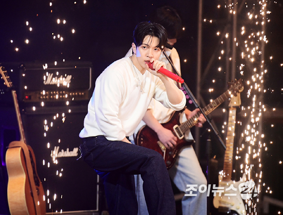 밴드 엔플라잉 유회승이 21일 오후 서울 송파구 잠실학생체육관에서 열린 '2026 JOY콘서트 - 보이스 오브 스프링(Voice of spring)'에서 멋진 무대를 선보이고 있다. [사진=정소희 기자]