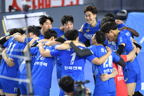 한국전력 선수들이 3일 열린 현대캐피탈과 원정 경기에서 풀세트까지 가는 접전 끝에 3-2 승리를 확정한 뒤 코트 안에 모여 기쁨을 나누고 있다. [사진=한국배구연맹(KOVO)]