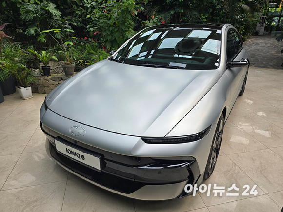 현대차 연구원이 28일 경기도 고양 현대모터스튜디오 고양에서 열린 '더 뉴 아이오닉 6 테크토크' 행사에서 차량에 적용된 기술에 대해 설명하고 있다. [사진=김종성 기자]