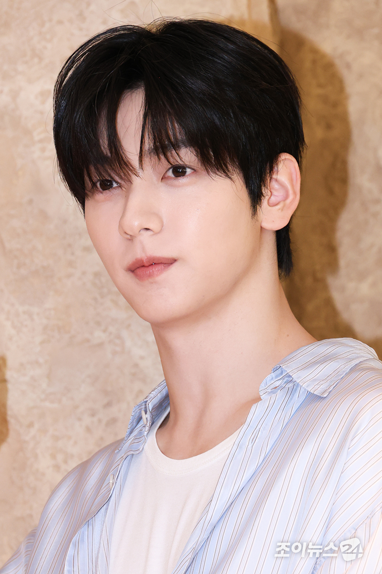 그룹 투모로우바이투게더 수빈이 29일 오전 서울 강남구 신사동 폴렌느 서울 매장에서 진행된 폴렌느 서울 아틀리에 오픈 기념 '더 레더 플로리스트' 이벤트에 참석해 포즈를 취하고 있다. [사진=문수지 기자]