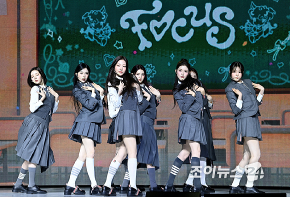 걸그룹 하츠투하츠가 20일 오후 서울 용산구 블루스퀘어에서 열린 첫 미니앨범 'FOCUS'(포커스) 발매 기념 미디어 쇼케이스에서 무대를 선보이고 있다. [사진=곽영래 기자]