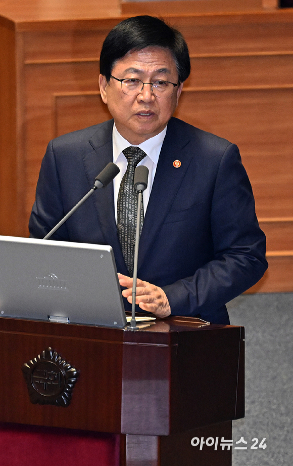 최교진 사회부총리 겸 교육부 장관이 18일 국회 본회의장에서 열린 교육&middot;사회&middot;문화 분야 대정부질문에서 질의에 답하고 있다. [사진=곽영래 기자]