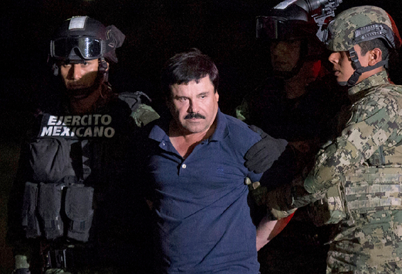 탈옥 6개월 만인 8일 멕시코 특수부대에 다시 체포된 멕시코의 마약왕 호아킨 '엘 차포' 구스만이 멕시코시티에서 교도소로 이송되기 위해 군인들에게 끌려가고 있다. 구스만을 체포하는 과정에서 격렬한 총격전이 벌어져 모두 5명이 사망했다. [사진=AP/뉴시스]