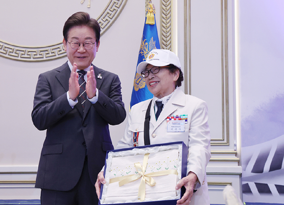 이재명 대통령이 27일 청와대 영빈관에서 열린 '호국 보훈의 달, 대통령의 초대' 행사에서 인사하고 있다. 이번 행사에는 국가유공자 및 유족, 보훈단체장, 특별초청자 등이 참석했다. 2025.6.27 [사진=연합뉴스]
