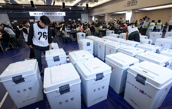 제21대 대통령 선거일인 3일 서울 광진구 세종대학교 컨벤션센터에 설치된 개표소에서 개표사무원들이 관내 투표소에서 이송 된 투표함을 옮기고 있다. [사진=아이뉴스24]