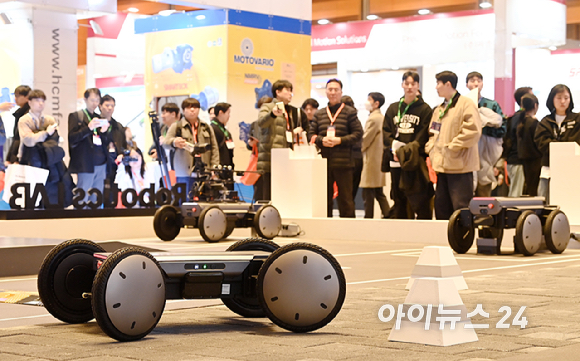 4일 오전 서울 강남구 코엑스에서 열린 2026 스마트공장&middot;자동화산업전(AW2026)에서 현대자동차그룹 로보틱스랩의 모베드(MobED)의 시연이 진행되고 있다. [사진=곽영래 기자]