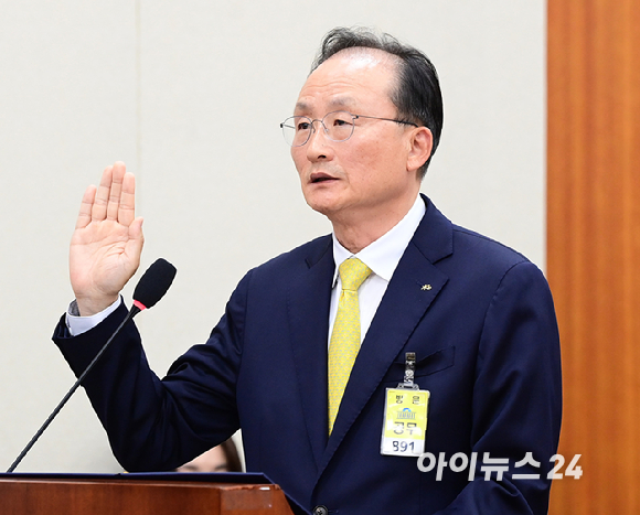 이환주 KB국민은행장이 19일 오후 서울 여의도 국회에서 진행된 정무위원회 금융감독원 등 국정감사에 증인으로 출석하고 있다. [사진=정소희 기자]