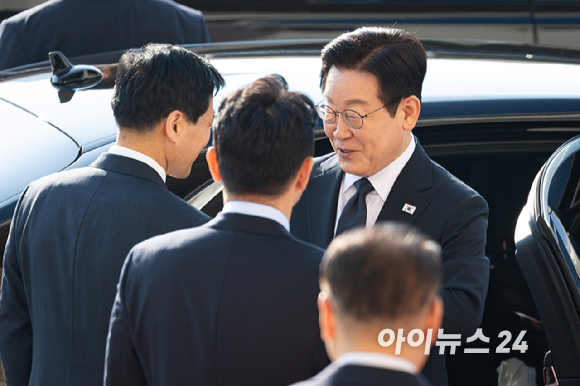 이재명 대통령이 4일 오전 서울 여의도 국회에서 열린 2026년도 예산안 및 기금운용계획안 대통령 시정연설에 참석하며 우원식 국회의장과 인사하고 있다. [사진=국회사진기자단]