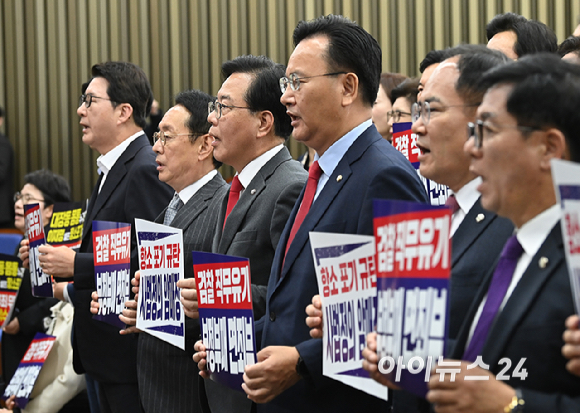 국민의힘 송언석 원내대표와 의원들이 10일 오후 서울 여의도 국회에서 열린 의원총회에서 대장동 사건 항소포기를 규탄하는 구호를 외치고 있다. [사진=곽영래 기자]