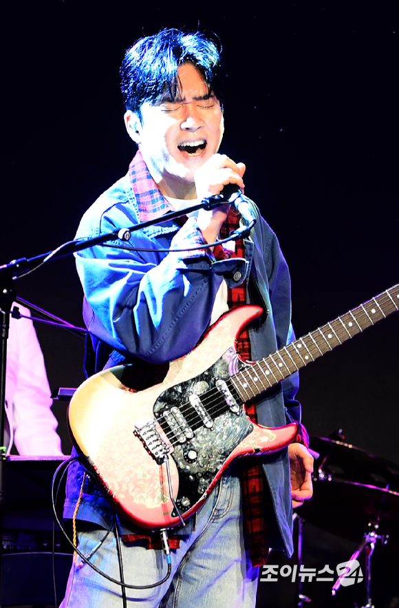 아묻따밴드 전인혁(야다)이 12일 오후 서울 동숭동 SA홀에서 열린 첫 디지털 싱글 '알고 있잖아' 발매 기념 쇼케이스에 참석하고 있다. [사진=정소희 기자]