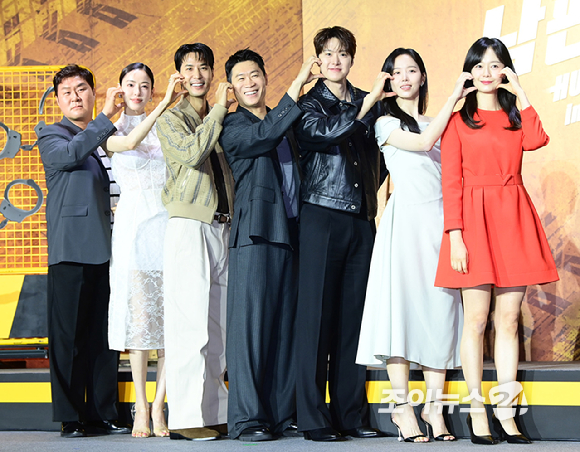 (왼쪽부터)배우 윤경호-이다희-김지석-진선규-공명-강한나-전소민이 15일 오전 서울 중구 장충동 앰배서더 서울 풀만 호텔에서 열린 넷플릭스 영화 '남편들' 제작보고회에 참석하고 있다. [사진=정소희 기자]