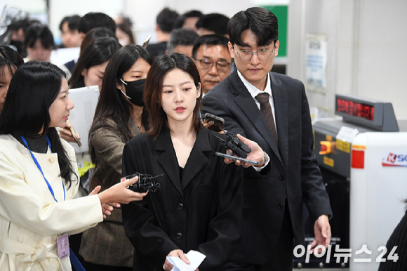 만취 상태로 음주운전을 하다가 사고를 낸 혐의로 재판에 넘겨진 배우 김새론이 지난 2023년 4월 5일 오전 서울 서초구 서울중앙지법에서 열린 도로교통법 위반(음주운전ㆍ사고 후 미조치) 혐의 관련 선고공판에 출석한 후 법정을 나서고 있다. 김새론은 1심서 벌금 2천만원을 선고 받았다. [사진=아이뉴스24 포토DB]