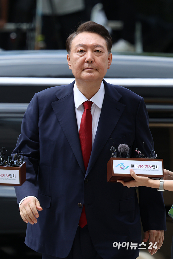 12·3 비상계엄과 관련해 특검의 수사를 받는 윤석열 전 대통령이 두 번째 구속 전 피의자 심문(영장실질심사)을 받기 위해 9일 오후 서울 서초구 중앙지법으로 출석하고 있다. [사진=사진공동취재단]