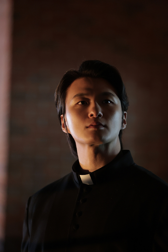 배우 신승호가 영화 '온리 갓 노우즈 에브리띵'에서 열연하고 있다. [사진=㈜트리플픽쳐스]