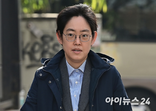 조지연 국민의힘 의원이 내란 수괴와 직권남용 등의 혐의를 받는 윤석열 대통령의 구속 전 피의자 심문(영장실질심사)을 앞둔 지난달 18일 서울 마포구 서부지방법원으로 향하고 있다. [사진=곽영래 기자]