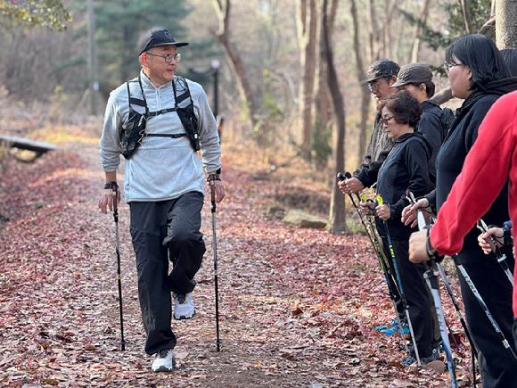 박상신 한국노르딕워킹협회 회장이 노르딕 워킹을 전수하고 있다. [사진=박상신]
