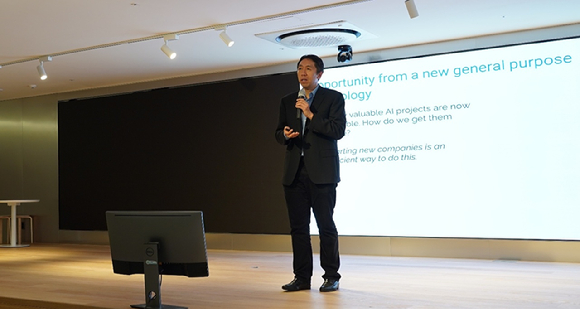 20일 성남 분당구 카카오 판교 아지트(사옥)에서 열린 임직원 대상 간담회(파이어사이드챗)에서 앤드류 응 미국 스탠포드대학교 교수가 발표하고 있다. [사진=카카오]