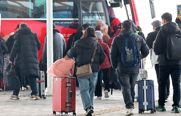 중국에서 일본 관광이나 문화 콘텐츠를 제한하는 이른바 '한일령(限日令)'으로 한국을 찾는 중국인 관광객들이 증가할 것으로 예상되는 가운데 12일 인천 연수구 인천항 국제여객터미널을 통해 입국한 중국인 단체 관광객들이 버스로 이동하고 있다. 본 기사와 무관한 이미지. [사진=연합뉴스]