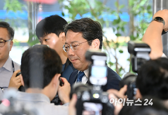 김승원 법무부 장관 후보자가 3일 오전 서울 종로구 적선현대빌딩에 마련된 인사청문회 준비사무실로 출근하고 있다. [사진=곽영래 기자]