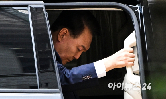 12·3 비상계엄과 관련해 특검의 수사를 받는 윤석열 전 대통령이 두 번째 구속 전 피의자 심문(영장실질심사)을 받기 위해 9일 오후 서울 서초구 중앙지법으로 출석하고 있다. [사진=사진공동취재단]