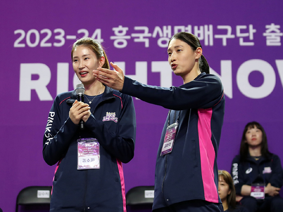 지난 9일 열린 여자프로배구 흥국생명 시즌 출정식에서 김연경(오른쪽)과 김수지가 팬들에게 인사하고 있다. [사진=발리볼코리아닷컴]