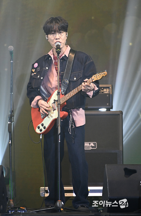 밴드 소란이 21일 오후 서울 송파구 잠실학생체육관에서 열린 '2026 JOY콘서트 - 보이스 오브 스프링(Voice of spring)'에서 무대를 선보이고 있다.고품격 엔터테인먼트 경제지 조이뉴스24와 인터넷종합지 아이뉴스24가 주최하는 '보이스 오브 스프링'은 올해로 세 번째를 맞았다. 이번 공연엔 엔플라잉(N.Flying/이승협, 차훈, 김재현, 유회승, 서동성), 소란(SORAN/고영배), 에이엠피(AxMxP/하유준, 김신, 크루, 주환)가 함께해 현장감이 넘치는 밴드 사운드로 관객과 열렬히 교감했다. [사진=곽영래 기자]