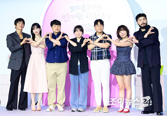 (왼쪽부터)서인국-강한나-이은지-카더가든이 3일 오전 서울 용산구 CGV 용산아이파크몰에서 열린 넷플릭스 새 연애 리얼리티 예능 '모태솔로지만 연애는 하고 싶어' 제작발표회에 참석하고 있다. [사진=정소희 기자]