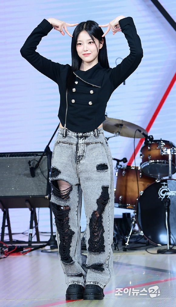 밴드 레이턴시 현진이 18일 오후 서울 마포구 상암동 쇼킹케이팝센터에서 열린 레이턴시(LATENCY) 첫 미니앨범 '레이트 오'클락'(LATE O'CLOCK) 쇼케이스에서 포토타임을 갖고 있다. [사진=정소희 기자]