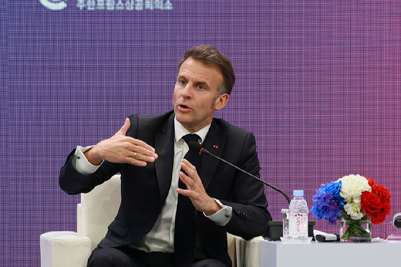 에마뉘엘 마크롱 프랑스 대통령이 3일 서울 여의도 한국경제인협회 회관에서 취재진의 요청에 사인을 해주고 있다. [사진=권서아 기자]