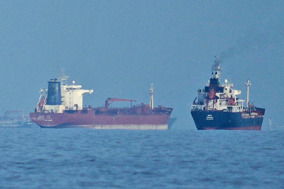 호르무즈 해협의 유조선과 화물선 [사진=AP/연합뉴스]