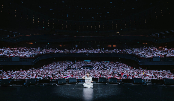 배우 박보검이 단독 팬미팅에서 팬들을 만나고 있다. [사진=더블랙레이블]