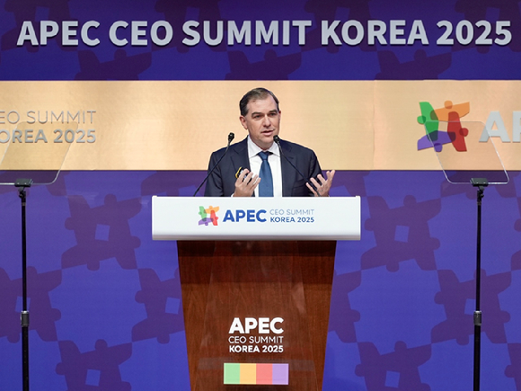 맷 가먼 AWS CEO가 29일 경주 예술의전당에서 열린 APEC CEO 서밋에서 기조연설을 하고 있다. [사진=AWS]
