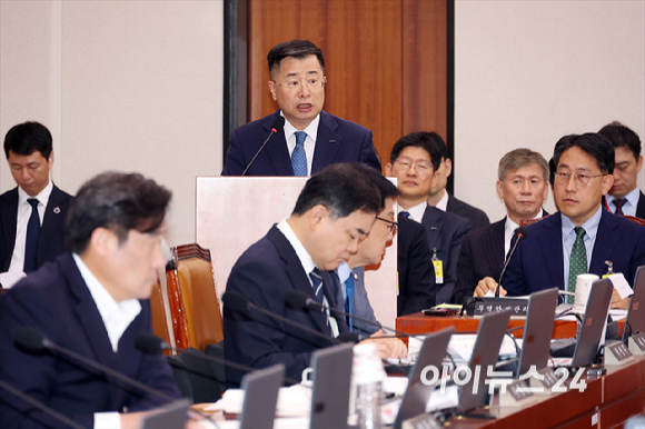 강경성 대한무역투자진흥공사(KOTRA) 사장이 16일 서울 여의도 국회에서 열린 국회 산업통상자원중소벤처기업위원회의 대한무역투자진흥공사 등에 대한 2025 국정감사에서 업무보고를 하고 있다. [사진=곽영래 기자]