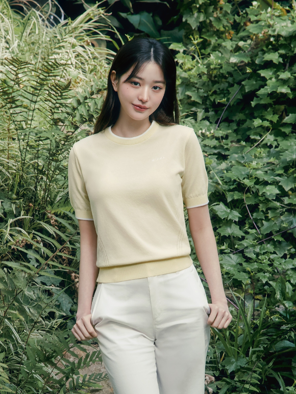 배우 김수현이 브랜드 화보 촬영에서 포즈를 취하고 있다. [사진=아이더]