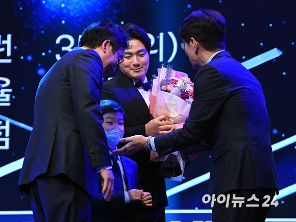 KT 박병호가 9일 오후 서울 강남구 삼성동 코엑스 오디토리움에서 열린 2022 신한은행 SOL KBO 골든글러브 시상식에서 1루수 부문 골든글러브를 수상한 후 아들과 이강철 감독에게 꽃다발을 받고 있다. [사진=김성진 기자]