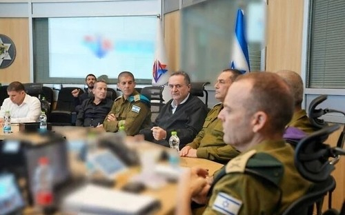 이스라엘 카츠 이스라엘 국방부장관(가운데)이 이스라엘군 수뇌부와 상황평가 회의를 하고 있다. [사진=이스라엘 국방부]