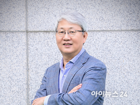 (왼쪽부터) 김병철 KCGI자산운용 대표이사, 박동석 아이뉴스24 사장 겸 편집인, 주명룡 은퇴자협회장, 이근면 성균관대 특임교수, 윤석명 한국보건사회연구원 명예연구위원 겸 연금연구회장이 23일 서울 마포구 상수동 아이뉴스24에서 열린 연금개혁좌담회에 앞서 포즈를 취하고 있다. [사진=정소희 기자]