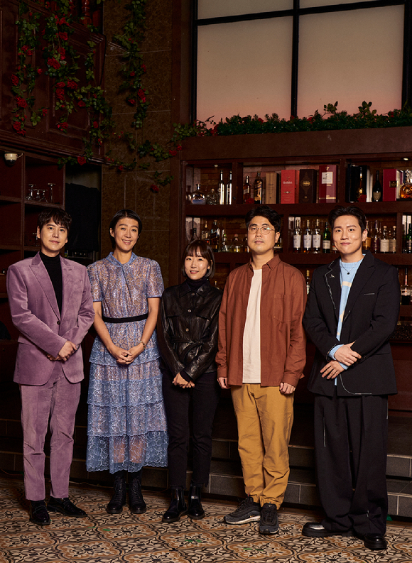 그룹 슈퍼주니어 규현, 방송인 홍진경, 김나현 PD, 김재원 PD, 가수 한해가 20일 온라인으로 진행된 넷플릭스 예능 '솔로지옥' 기자간담회에 참석해 포즈를 취하고 있다. [사진=넷플릭스]