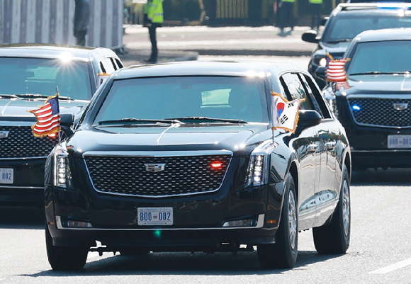 도널드 트럼프 미국 대통령이 전용 차량인 '더 비스트'를 타고 2025 경주 아시아태평양경제협력체(APEC) CEO 서밋 참석을 위해 29일 경주예술의전당으로 향하고 있다. [사진=연합뉴스]