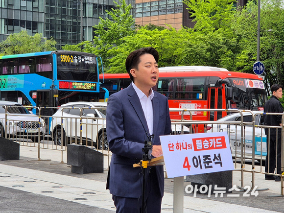 이재명(오른쪽부터) 더불어민주당·이준석 개혁신당·권영국 민주노동당·김문수 국민의힘 대선 후보가 중앙선거방송토론위원회 주관으로 18일 서울 상암동 SBS 프리즘센터 스튜디오에서 열린 제21대 대선 1차 후보자 토론회에서 기념 촬영을 하고 있다. [사진=국회사진취재단]