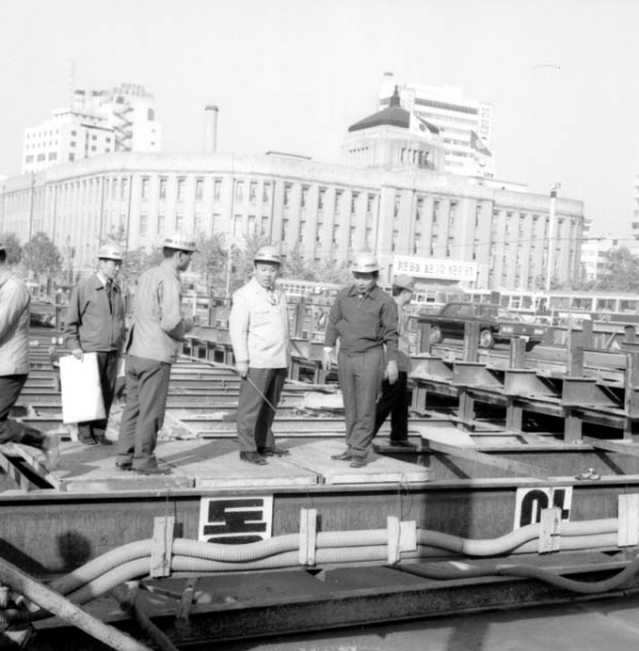 지난 1971년 서울시청 앞 지하철 공사 현장을 점검하는 양택식 당식 서울시장. [사진=서울시]