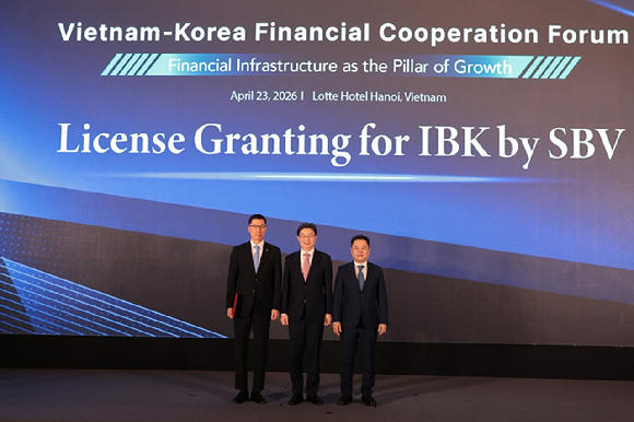 지난 23일 베트남 하노이에서 열린 한&middot;베 금융협력포럼에서 (왼쪽부터) 장민영 IBK기업은행장, 이억원 금융위원장, 응우옌 응옥 칸 베트남 중앙은행 부총재가 기념 촬영을 하고 있다. [사진=IBK기업은행]